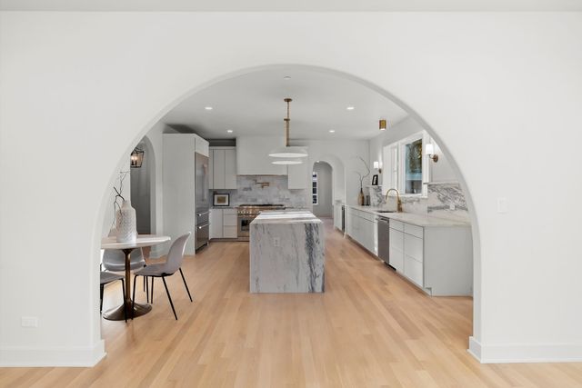 1037 Belleforte Avenue, Oak Park, IL 60302