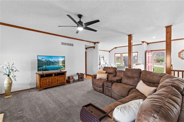 1304 S Jefferson Street, Kearney, MO 64060