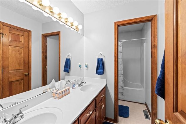 1304 S Jefferson Street, Kearney, MO 64060