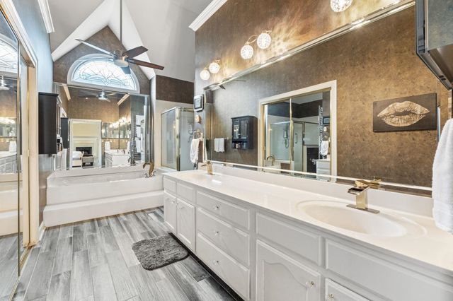 1560 QUAIL POINTE CIR E, Memphis, TN 38120