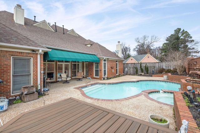 1560 QUAIL POINTE CIR E, Memphis, TN 38120