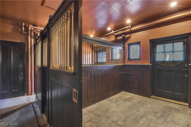 10 E Hanna Lane, Bratenahl, OH 44108