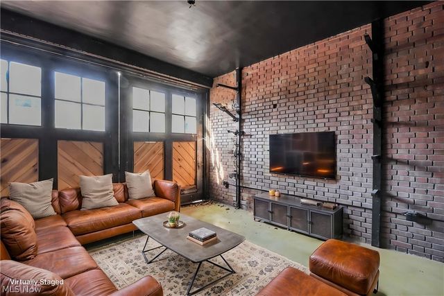 10 E Hanna Lane, Bratenahl, OH 44108