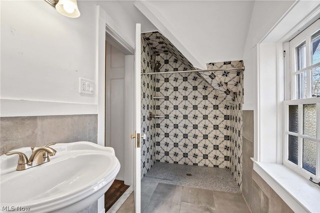 10 E Hanna Lane, Bratenahl, OH 44108