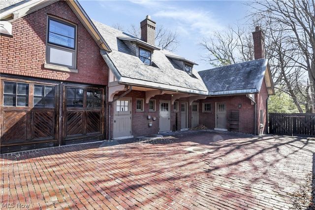 10 E Hanna Lane, Bratenahl, OH 44108