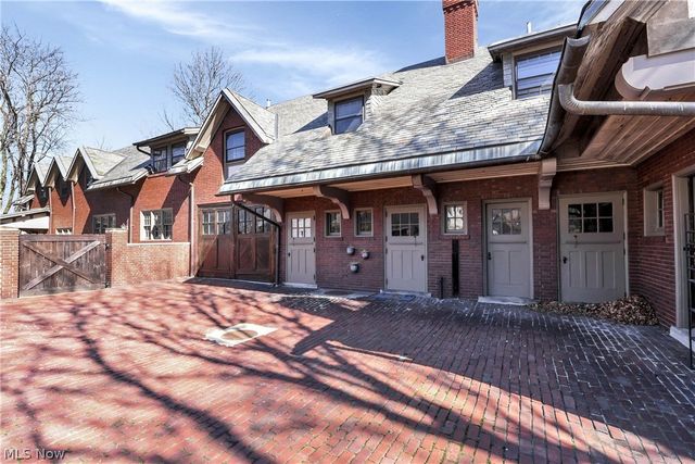 10 E Hanna Lane, Bratenahl, OH 44108