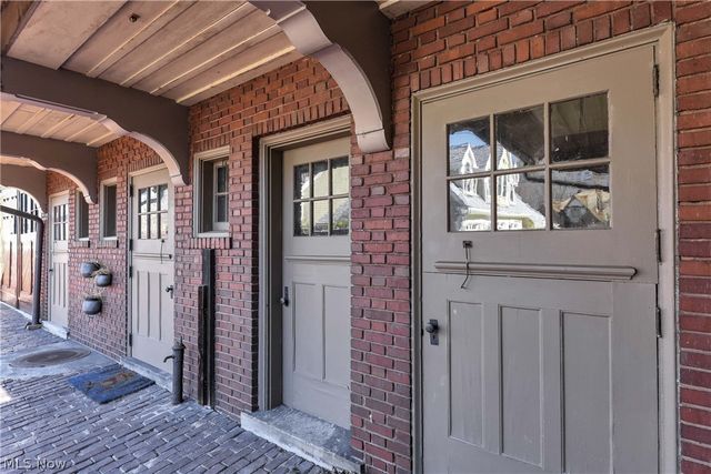 10 E Hanna Lane, Bratenahl, OH 44108