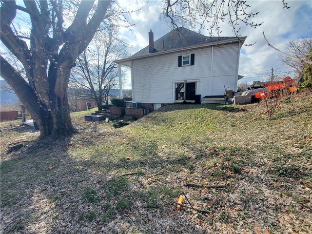 400 Elwyn Ave, Springdale Boro, PA 15144