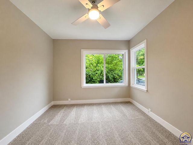 2226 SW Burnett RD, Topeka, KS 66614