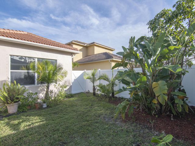 5607 Place Lake Drive, Fort Pierce, FL 34951