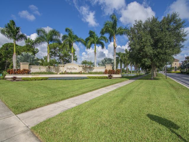 5607 Place Lake Drive, Fort Pierce, FL 34951