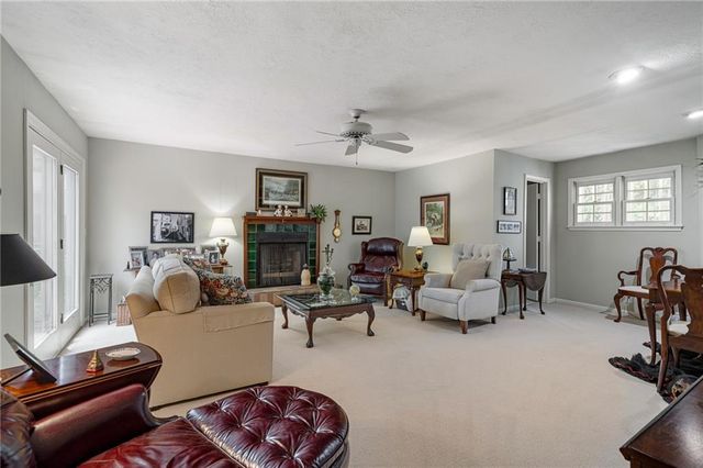 4505 W 77th Street, Prairie Village, KS 66208