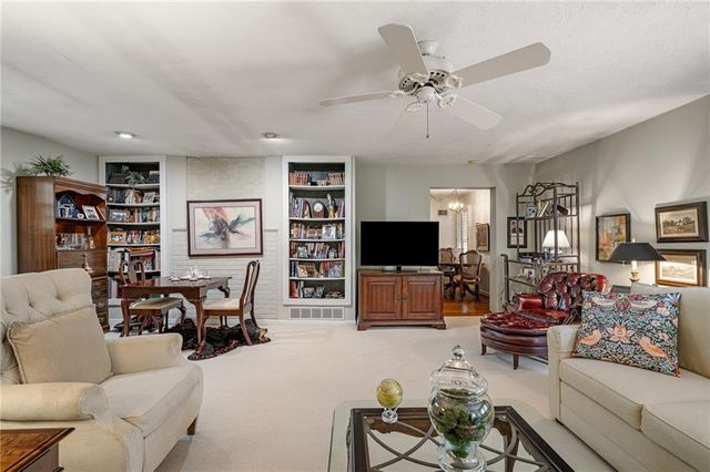 4505 W 77th Street, Prairie Village, KS 66208