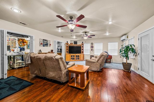 116 Larkspur Ln, Palestine, TX 75803