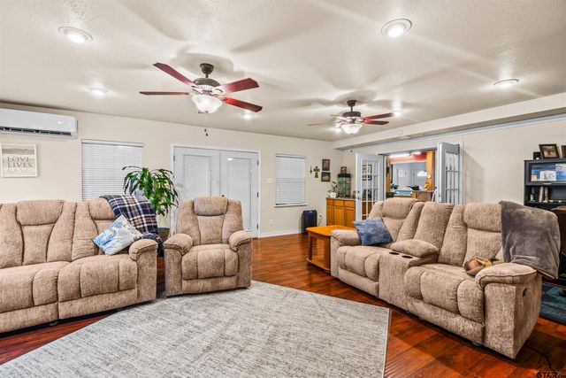 116 Larkspur Ln, Palestine, TX 75803