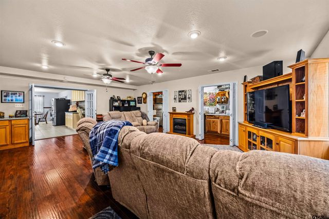 116 Larkspur Ln, Palestine, TX 75803