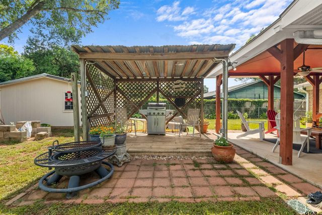 116 Larkspur Ln, Palestine, TX 75803