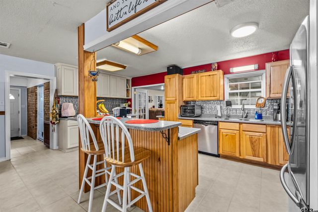 116 Larkspur Ln, Palestine, TX 75803