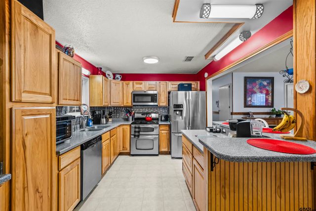 116 Larkspur Ln, Palestine, TX 75803