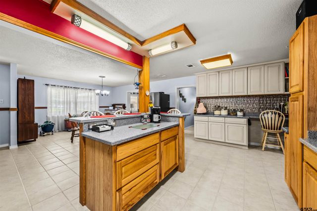 116 Larkspur Ln, Palestine, TX 75803