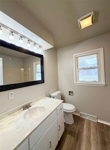 7713 Dellwood Drive, Urbandale, IA 50322