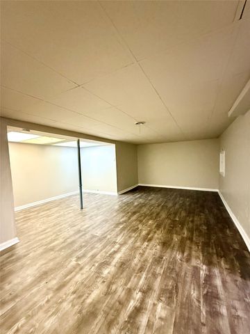 7713 Dellwood Drive, Urbandale, IA 50322