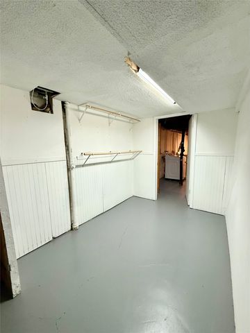 7713 Dellwood Drive, Urbandale, IA 50322