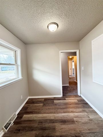 7713 Dellwood Drive, Urbandale, IA 50322