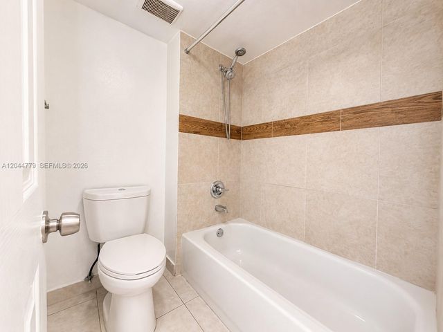 405 Lakeview Drive 202, Weston, FL 33326