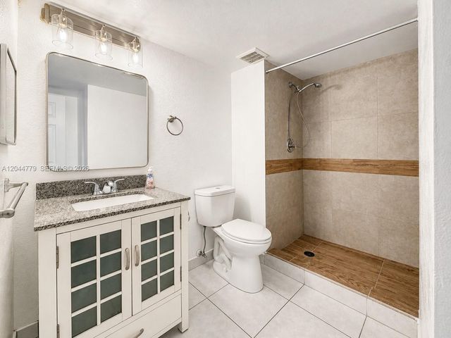 405 Lakeview Drive 202, Weston, FL 33326