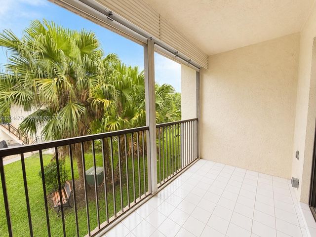 405 Lakeview Drive 202, Weston, FL 33326