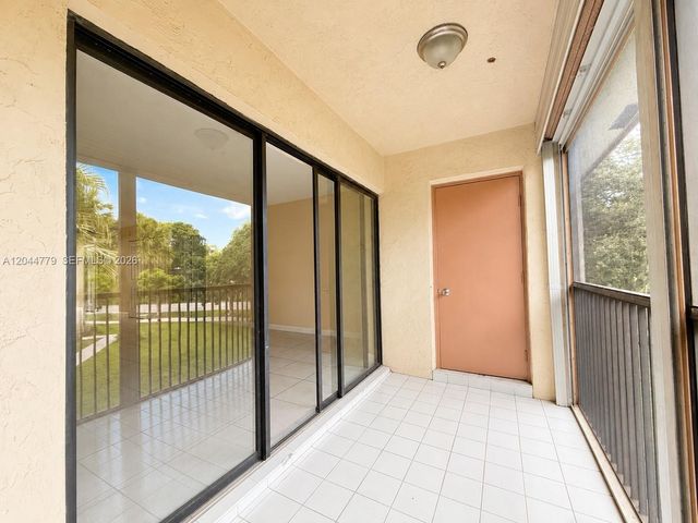 405 Lakeview Drive 202, Weston, FL 33326