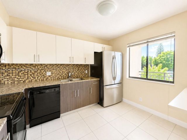 405 Lakeview Drive 202, Weston, FL 33326