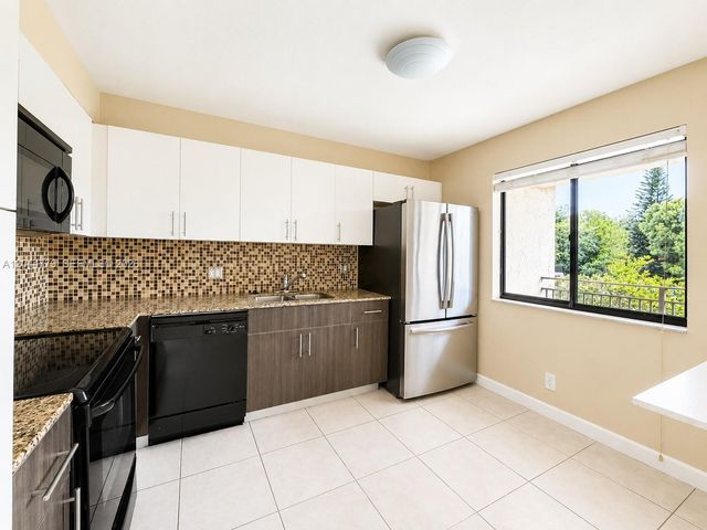 405 Lakeview Drive 202, Weston, FL 33326