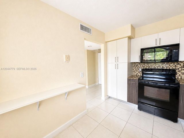 405 Lakeview Drive 202, Weston, FL 33326