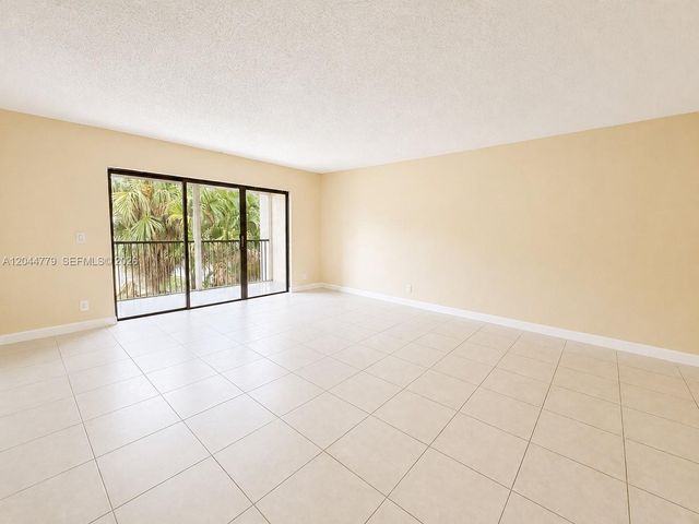 405 Lakeview Drive 202, Weston, FL 33326