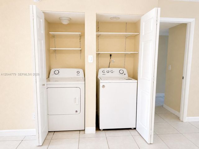 405 Lakeview Drive 202, Weston, FL 33326