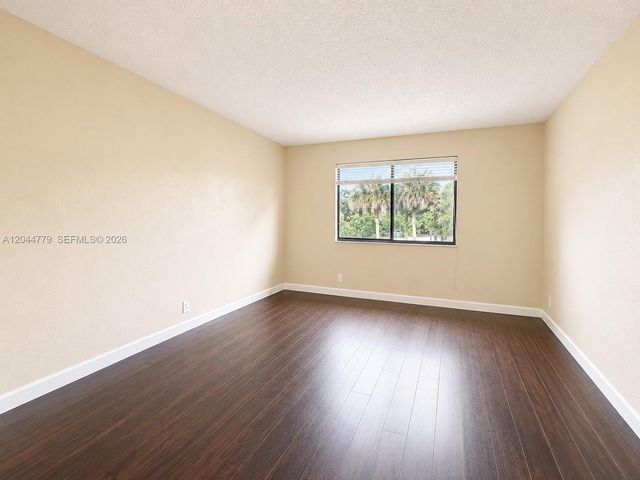 405 Lakeview Drive 202, Weston, FL 33326