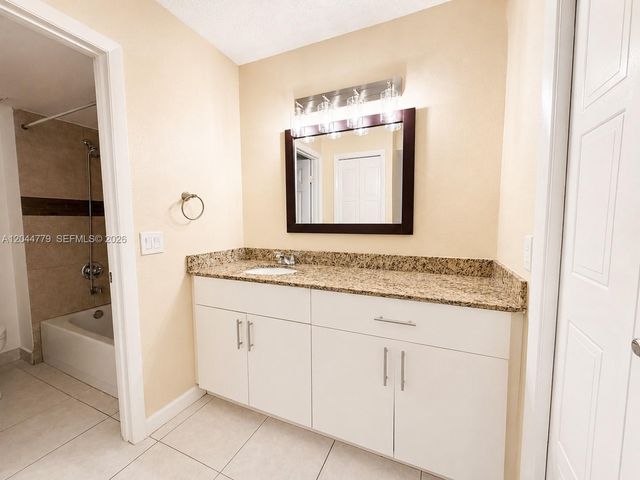 405 Lakeview Drive 202, Weston, FL 33326