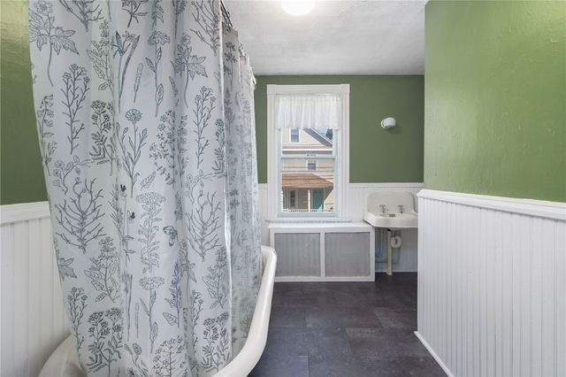 9 Cummings Road, Newport, RI 02840