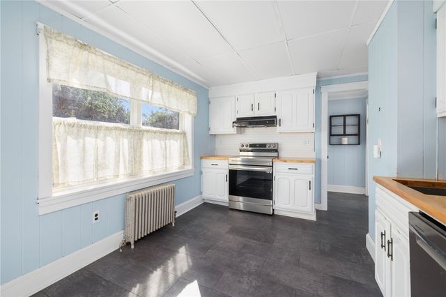 9 Cummings Road, Newport, RI 02840