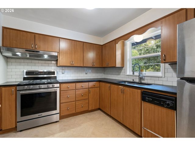 9125 Sw GARDEN HOME Rd, Portland, OR 97223