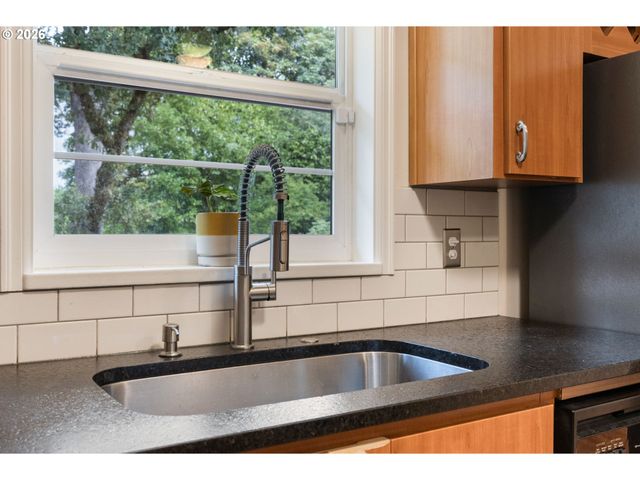 9125 Sw GARDEN HOME Rd, Portland, OR 97223