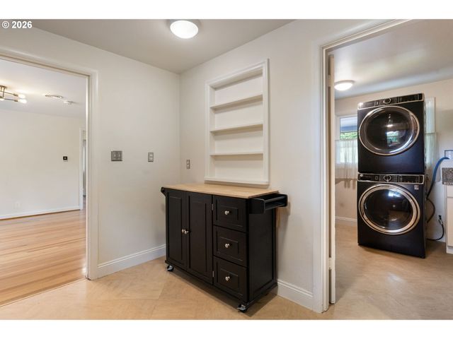 9125 Sw GARDEN HOME Rd, Portland, OR 97223