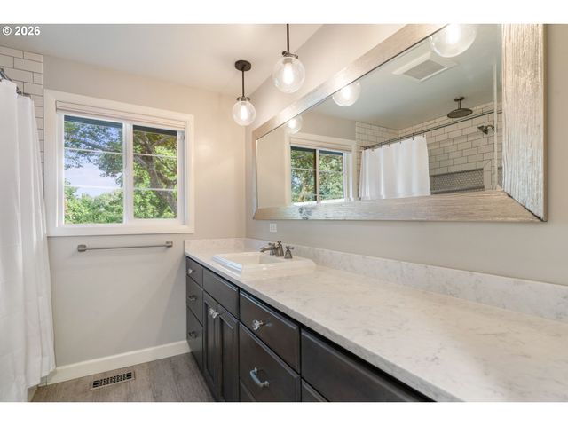 9125 Sw GARDEN HOME Rd, Portland, OR 97223
