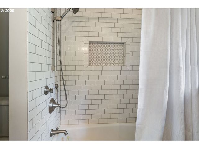 9125 Sw GARDEN HOME Rd, Portland, OR 97223