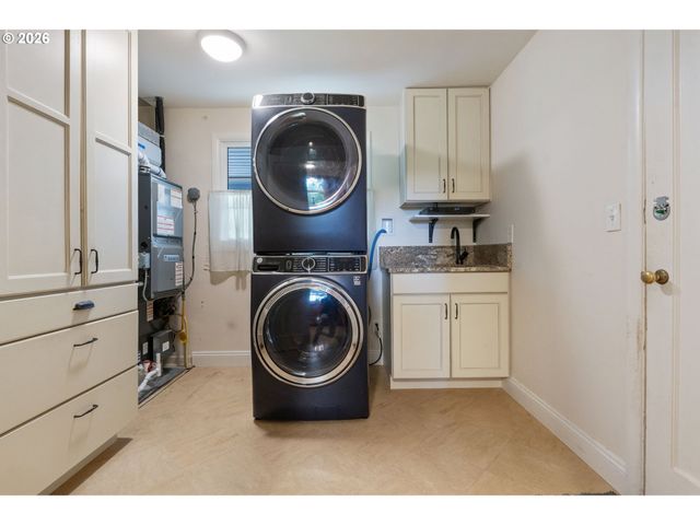 9125 Sw GARDEN HOME Rd, Portland, OR 97223