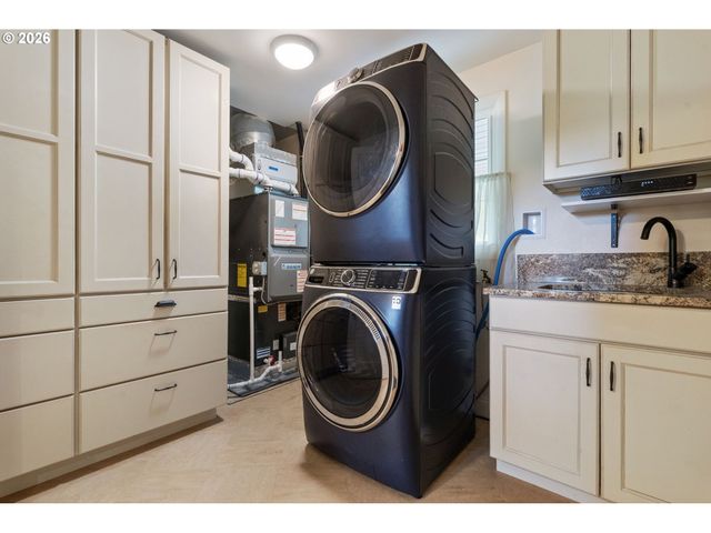 9125 Sw GARDEN HOME Rd, Portland, OR 97223