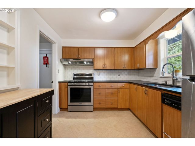 9125 Sw GARDEN HOME Rd, Portland, OR 97223