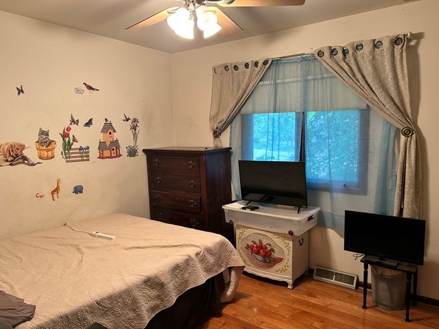 532 S Blackstone Avenue, Glenwood, IL 60425